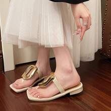 Sandalias de tacón alto para mujeres Sandalias elegantes de inspiración francesa para mujer. Ropa sofisticada de verano para exteriores. Nuevo estilo a la moda. Sandalias de suela gruesa con hebilla metálica cuadrada para exteriores. - Beis - Ver 2