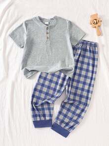 男童睡衣套装 - 两件套，夏季短袖亨利领上衣，圆领，纽扣门襟，蓝灰色水牛格纹长裤，松紧腰带，束口裤脚，轻薄休闲睡衣，幼儿儿童睡衣，2026假日必备 - 灰色 - 查看 1