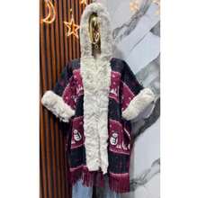 Poncho Navideño Súper Acolchado con Capucha de Peluche Ultra Soft, Diseño Invernal de Muñequitos y Pinos, Acabado Premium Calientito Ideal para Invierno, Regalos y Fotos Estilo Christmas Aesthetic UNITALLA 30-34 - Negro - Ver 2