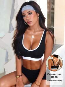 Dewbera Women's Seamless Contrast Trim Sports Bra - Black and White - View 1