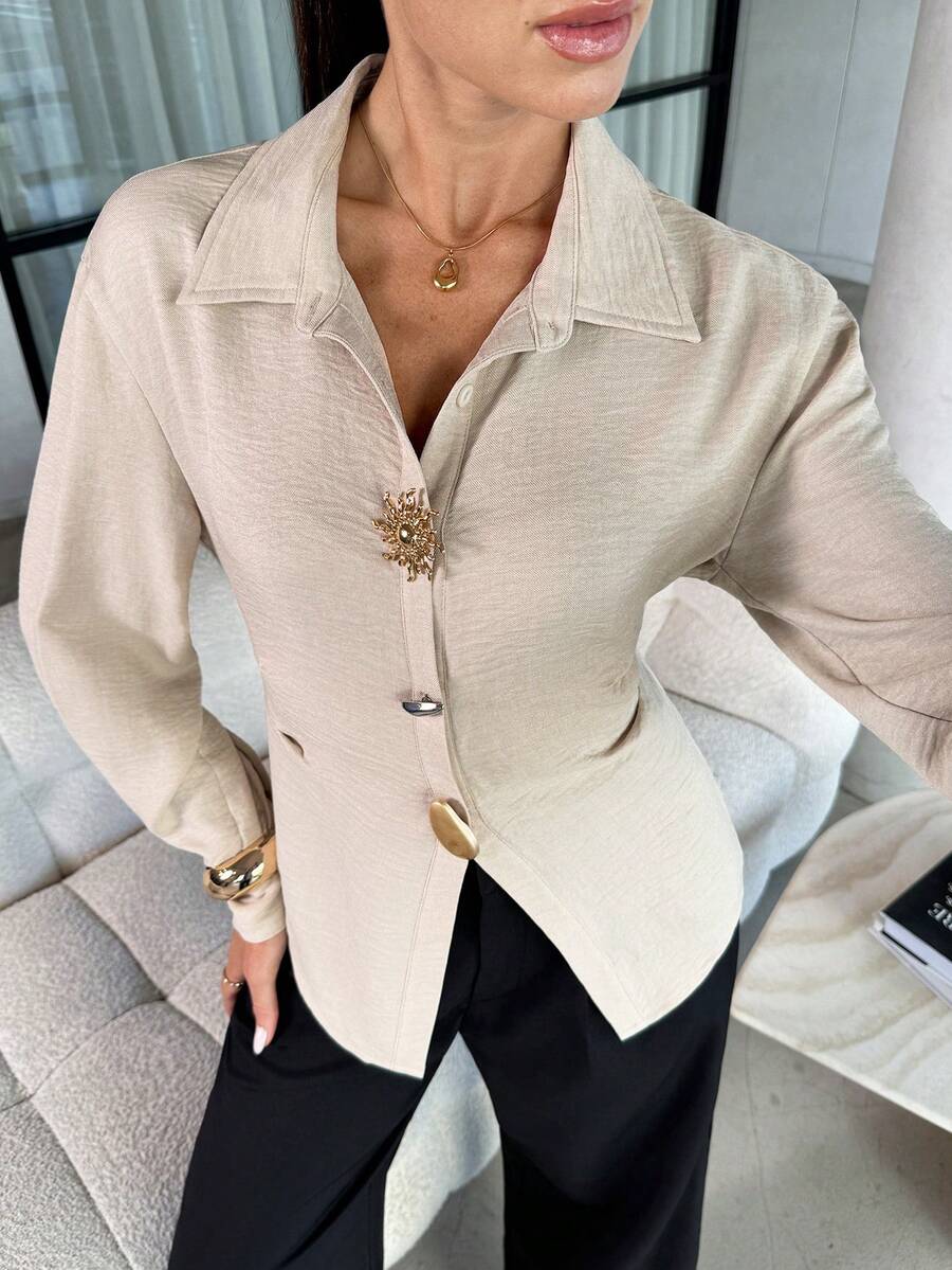 SHEIN Clasi 女士优雅收腰衬衫，显瘦设计，适合通勤、外出和聚会，金属纽扣装饰 - 杏色 - 查看 1