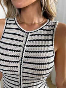 Easowa Blusa regata sem mangas com gola redonda, detalhe de botões falsos, fenda assimétrica e modelagem ajustada. Tecido texturizado listrado. Estilo casual, descontraído e elegante para o trabalho. Ideal para o outono/inverno. - Preto e Branco - Ver 7