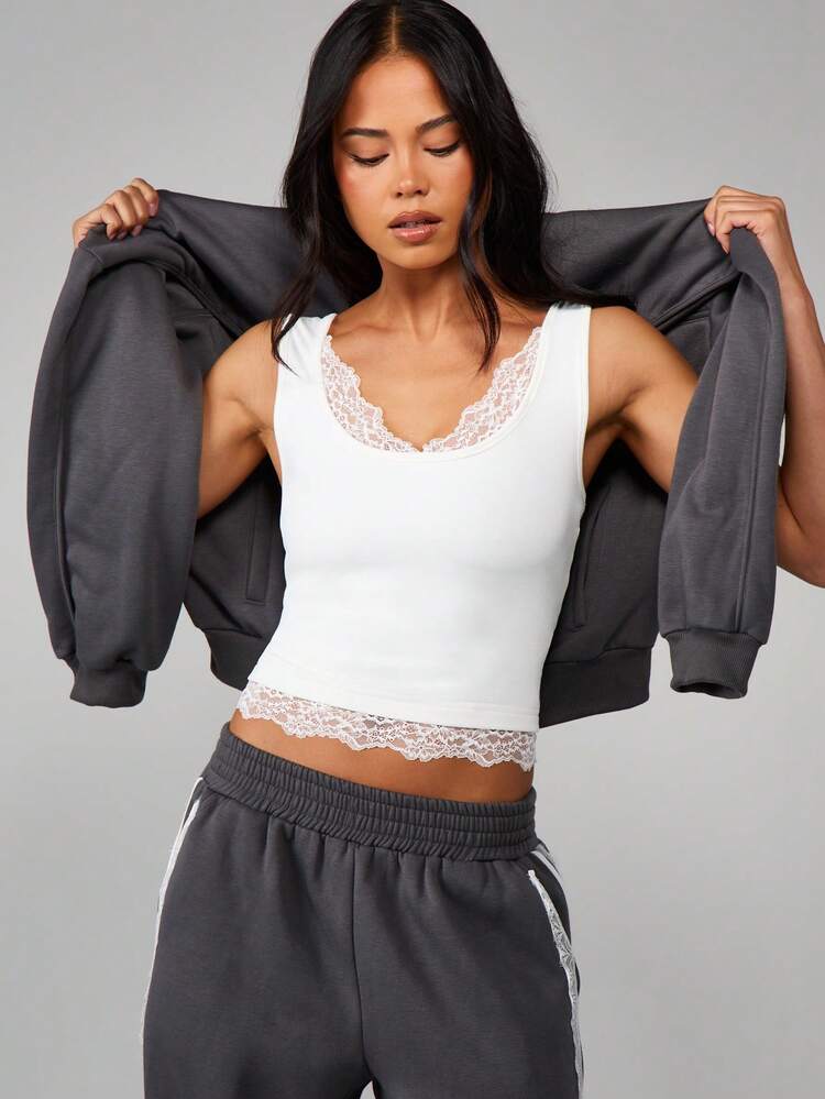 MISSGUIDED Lace Trim Sleeveless Tank Top With Scoop Neckline And Delicate Floral Hem Detail For Everyday Casual Wear