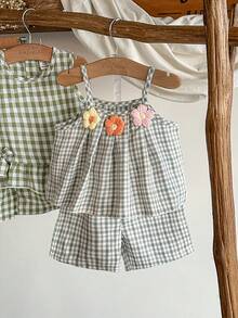 SHEIN Vintaside Kids 女婴简约可爱3D立体花卉装饰经典绿色格纹吊带背心和宽松短裤套装，轻盈透气面料，适合夏季外出、海滩、日常穿着、旅行、户外活动、度假、购物、生日派对、晚宴、演出、婚礼和开幕式等休闲场合，完美搭配春夏服装。两件套女婴可爱复古风夏季套装，亚麻材质，包含格子短裤和格子灯笼裤。 - 軍綠色 - 查看 8