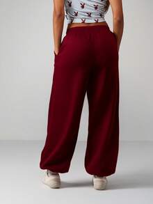 Missguided x Playboy Quần nỉ chạy bộ bo gấu cỡ lớn có túi bên hông và dây rút ở eo, thích hợp mặc ở nhà thường ngày và thoải mái hàng ngày - Màu Đỏ Sâu - Xem 2