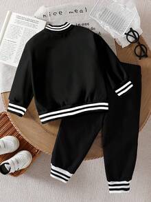 SHEIN Playful Pals 男婴纯色刺绣Logo保暖外套+弹力腰保暖裤两件套，舒适保暖面料，轻便外套，纯色设计，适合秋冬季日常穿着、上学、运动及户外活动。黑色外套套装。 - 黑色 - 查看 2