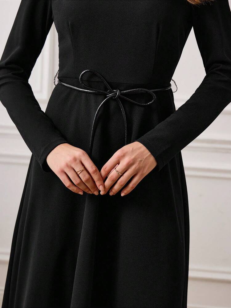 Vestido elegante de mujer con cuello en V, manga larga y cintura ceñida