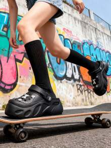 Sandalias para Mujer de EVA de Alta Calidad - Talón de 6 cm Ligero y Suave con Efecto Alargador, Antideslizantes y de Secado Rápido - Zapatos de mujer con diseño calado, decoración con lentejuelas DIY, estilo punk con suela gruesa y diseño calado, zapatos cómodos para el jardín,Zuecos de plataforma para mujer con elegantes accesorios metálicos, sandalias de plataforma estilo punk, fabricadas en material EVA cómodo y transpirable, adecuadas para paseos diarios y también para jardinería,Ultra Cómodas Sin Ruido, Resistentes al Olor y a la Suciedad, Fáciles de Limpiar, Diseño Minimalista Moda Aptas para Interior, Exterior, Playa y Uso Diario Prolongado. - Negro - Ver 5