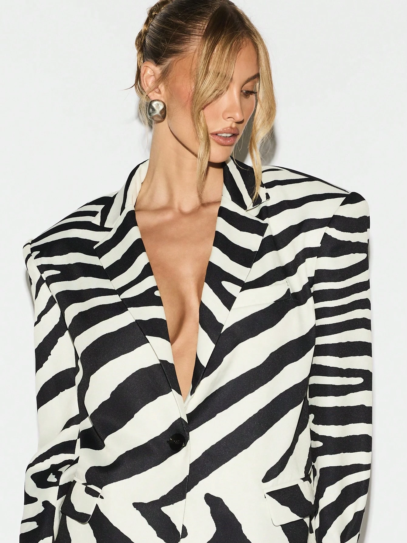 KIZN Blazer com estampa de zebra e fechamento frontal com botões.