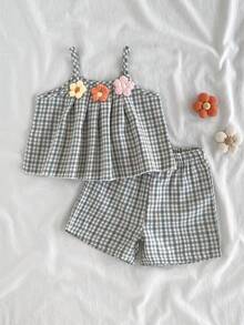 SHEIN Vintaside Kids 女婴简约可爱3D立体花卉装饰经典绿色格纹吊带背心和宽松短裤套装，轻盈透气面料，适合夏季外出、海滩、日常穿着、旅行、户外活动、度假、购物、生日派对、晚宴、演出、婚礼和开幕式等休闲场合，完美搭配春夏服装。两件套女婴可爱复古风夏季套装，亚麻材质，包含格子短裤和格子灯笼裤。 - 軍綠色 - 查看 7