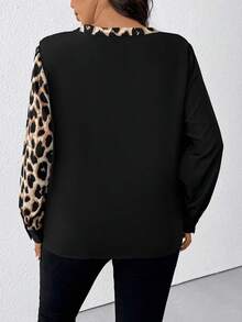 SHEIN PETITE CURVE Camisa de leopardo con cuello en V y adornos de lentejuelas para tallas grandes - Negro - Ver 2