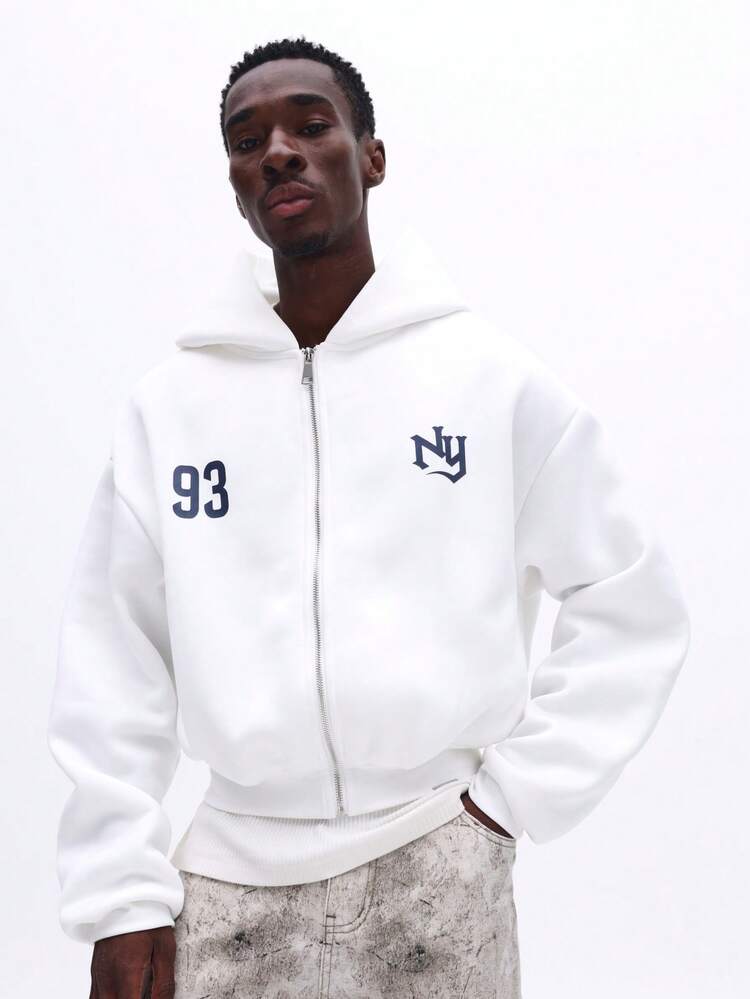 ネイビーのグラフィックが入ったホワイトのジップスルーパーカー