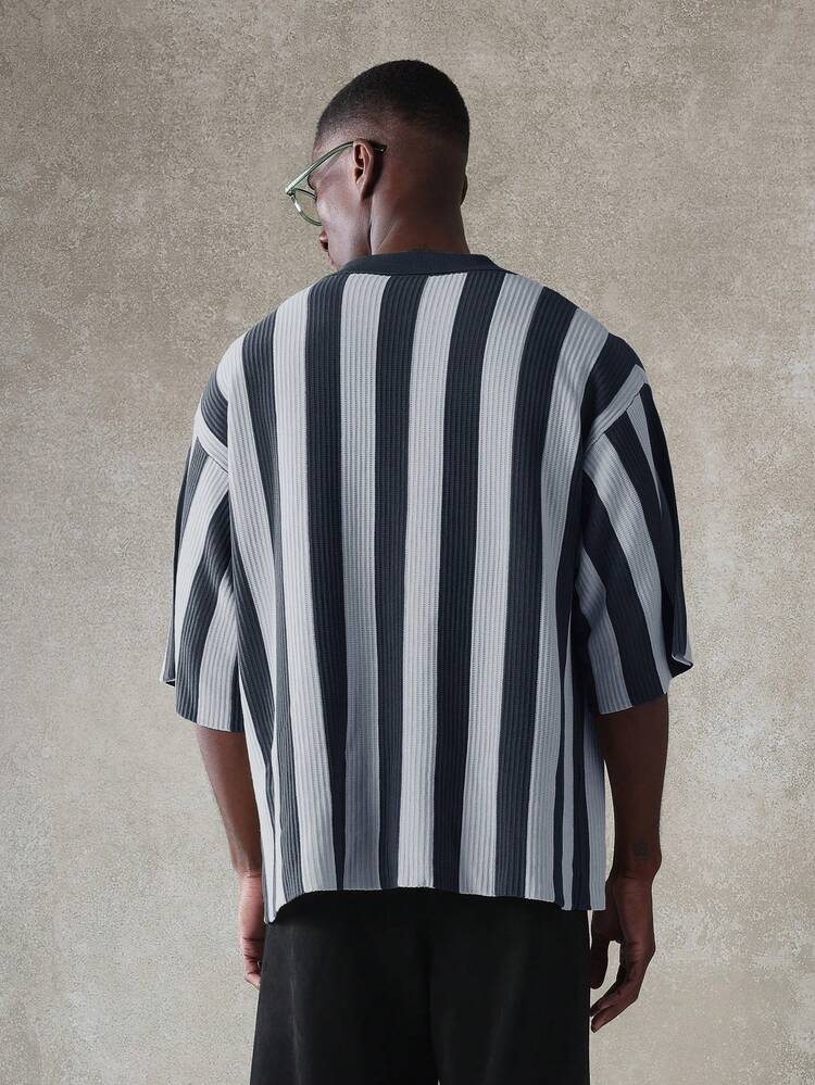 Camisa de malha com listras verticais e manga curta