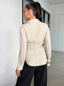 SHEIN Clasi 女士优雅收腰衬衫，显瘦设计，适合通勤、外出和聚会，金属纽扣装饰 - 杏色 - 查看 2