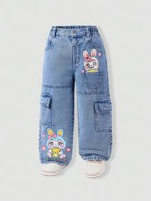 SHEIN ChillGRL 1条少女兔子印花工装牛仔直筒裤，复古街头风甜美时尚休闲校园日常推荐！蓝粉相间的兔子印花可爱俏皮，多口袋设计甜美时尚！浅蓝色水洗直筒宽松版型，舒适百搭，适合日常出行、度假、校园生活或与朋友聚会，一年四季都是你衣橱里的必备单品！ - 中等水洗藍 - 查看 3