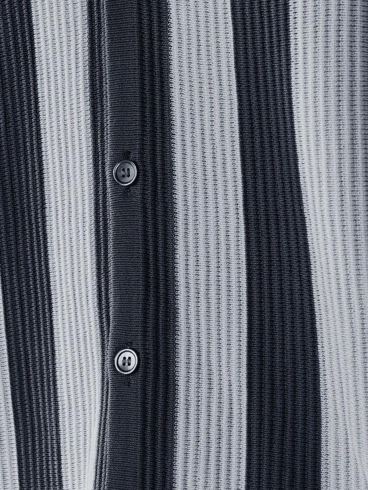 Camisa de malha com listras verticais e manga curta