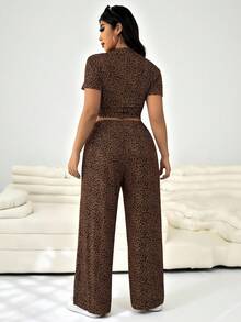 SHEIN EZwear Conjunto de pantalones y camiseta de talla grande con estampado de leopardo y pliegues en estilo retro - Café integral - Ver 6