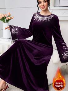 Al Najma 优雅酒红色船领串珠喇叭袖丝绒连衣裙，适合秋冬季女士穿着 - 紫色 - 查看 7