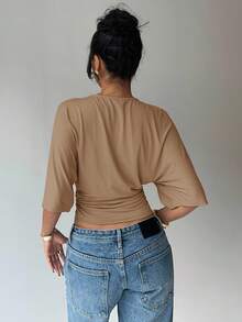 Aloruh 女士纯色圆领蝙蝠袖褶皱短款时尚T恤 - 棕色 - 查看 2