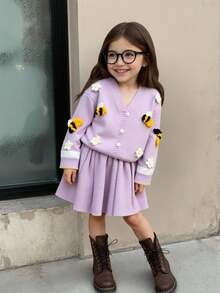 SHEIN Playful Pals 年轻女孩休闲、时尚又可爱的紫色花朵蜜蜂图案开衫搭配针织百褶裙两件套，柔软舒适，适合日常、各种场合和旅行。 - 淺灰紫 - 查看 5