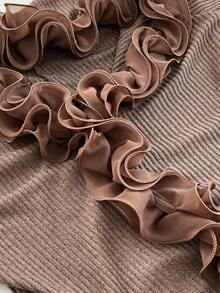 Rustia 秋季纹理罗纹荷叶边下摆开衩修身连衣裙（女款） - 卡其色 - 查看 4