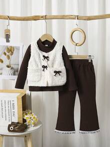 Conjunto infantil feminino com colete de pelúcia com laço, blusa canelada de manga comprida, calça flare com babados e bolsa transversal de pelúcia. Ideal para a escola, perfeito para a primavera e o outono. - Multicolorido - Ver 3