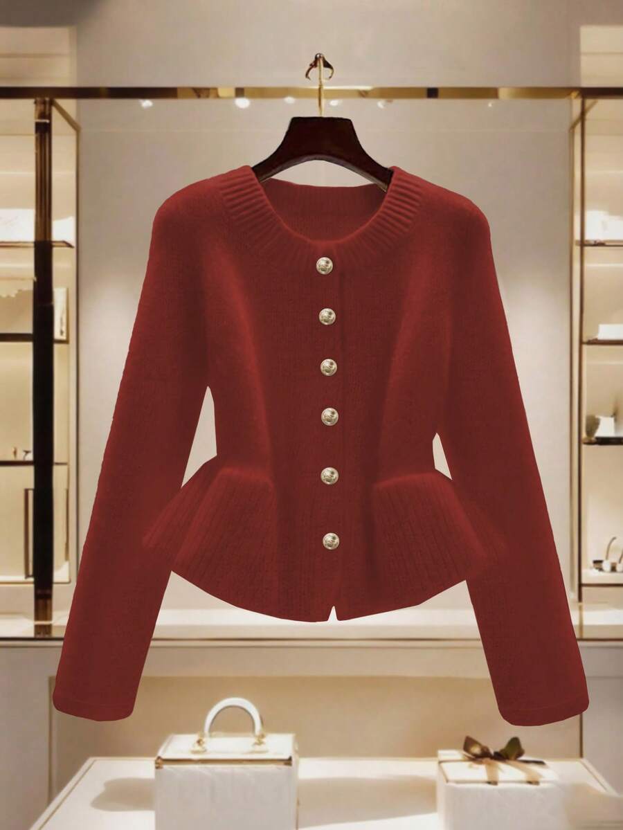 GlowEve 白色毛衣女士别致腰部荷叶边下摆短款开衫，独特金属纽扣装饰，时尚女士针织夹克 - 酒紅色 - 查看 1