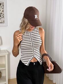 Easowa Blusa regata sem mangas com gola redonda, detalhe de botões falsos, fenda assimétrica e modelagem ajustada. Tecido texturizado listrado. Estilo casual, descontraído e elegante para o trabalho. Ideal para o outono/inverno. - Preto e Branco - Ver 1