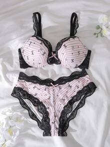 两件套加大码文胸套装，钢圈设计，撞色条纹蝴蝶结装饰，支撑力强，可爱又时尚。