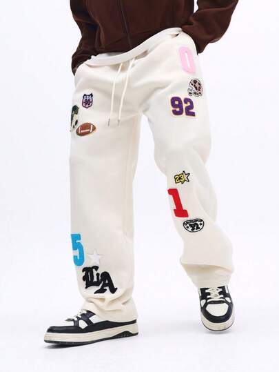 SUMWON 饰有徽章的抓绒运动裤，带有运动和大学号码贴片，抽绳腰带，休闲家居裤