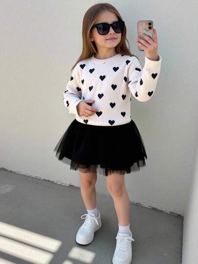 Elladie kids 两件套女童长袖卫衣+网纱裙套装，杏色罗纹面料爱心印花圆领卫衣搭配黑色网纱裙，甜美俏皮，适合户外玩耍或日常休闲穿着。