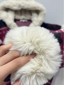 Poncho Navideño Súper Acolchado con Capucha de Peluche Ultra Soft, Diseño Invernal de Muñequitos y Pinos, Acabado Premium Calientito Ideal para Invierno, Regalos y Fotos Estilo Christmas Aesthetic UNITALLA 30-34 - Negro - Ver 4