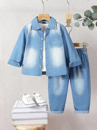 Genkimix Kids YoungBoys moderiktigt, avslappnat långärmat denimset med en enkel och lös krage, tonade denimsfickor på sidan upptill, i kombination med bekväma byxor. Lämplig för vardagsbruk, skola, resor och fritid på vår, höst, ett mångsidigt basplagg