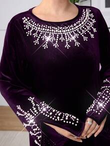 Al Najma 优雅酒红色船领串珠喇叭袖丝绒连衣裙，适合秋冬季女士穿着 - 紫色 - 查看 3