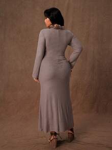 Rustia 秋季纹理罗纹荷叶边下摆开衩修身连衣裙（女款） - 卡其色 - 查看 3