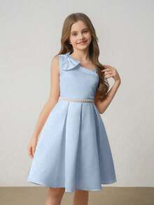 Vestido elegante y minimalista sin mangas con un hombro, lazo en la cintura y línea A para niñas preadolescentes, con cinturón, para bodas y fiestas - Celeste - Ver 3
