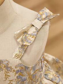 This Elegant Floral Sleeveless Textured Dress For Baby Girls Features A Gold Bow And Is Both Luxurious And Adorable. The Dress Boasts A Sophisticated And Ladylike Three-Dimensional Texture, And Is Made Of Brocade Fabric, Exuding Refinement And Elegance. - Multicolor - View 3