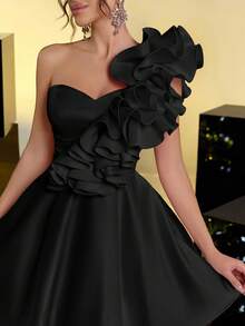 Lovelzi Elegante vestido de fiesta y graduación con volantes en capas, escote sin tirantes y cintura acampanada en color rosa romántico - Negro - Ver 2