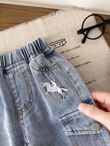 SHEIN LMoss Kids Baby Boy Casual Soft Cute Basic White Horse Embroidery Pattern Blue Denim Jogger Jeans Spring Summer,For Baby Spring/Summer Dailywear,Streetwear,Beach,Birthday For,Casual Jeans For,Vacation For Baby,Graphic Jeans,Jeans,2-Year-Old Jeans - Light Wash - View 4