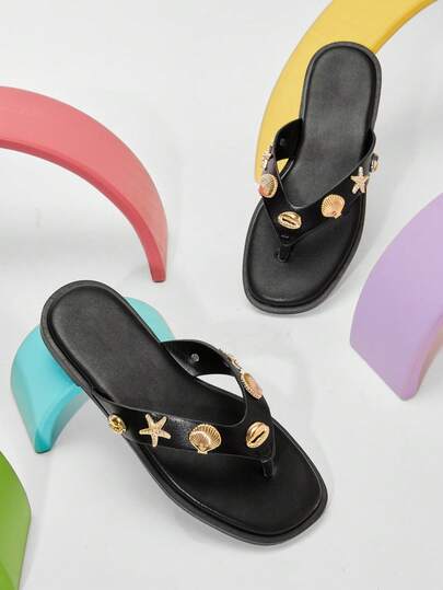 Mini mi Mädchen Flip-Flops im Ozean-Brise-Stil mit metallischen Muschel- und Seestern-Dekorationen aus veganen Leder - strandmäßig, schick und bequem.
