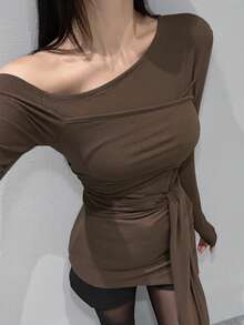 DAZY Asymmetrisches Damen T-Shirt Design, Off-Shoulder Langarm und Bindedetail, figurbetonter Passform - Braun - Übersicht 5
