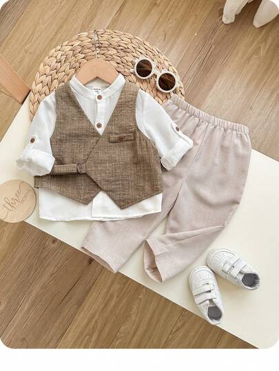 三件套可爱男宝宝休闲简约学院风套装，包含常规马甲、立领衬衫、可调节长袖和长裤，绅士西装，适合生日派对、晚宴、演出、婚礼、洗礼、开幕式等室内外场合，也适合日常穿着、运动、玩耍、聚会、拍照、度假、节日等。适合秋冬季节。