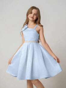 Vestido elegante y minimalista sin mangas con un hombro, lazo en la cintura y línea A para niñas preadolescentes, con cinturón, para bodas y fiestas - Celeste - Ver 6