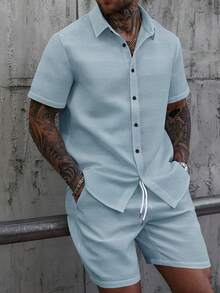 Manfinity Homme Bộ áo sơ mi và quần short trơn cho nam, trang phục thường ngày đơn giản cho chồng khi đi nghỉ mát, bộ hai mảnh thoải mái cho nam giới, trang phục nghỉ dưỡng cho nam, bộ hai mảnh mùa hè cho nam, bộ đồ màu xanh nhạt cho nam, bộ áo sơ mi nam. - Màu xanh nhạt - Xem 1