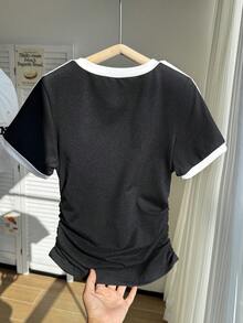 女童简约白色短袖T恤，质地顺滑，圆领设计，休闲现代版型，适合春夏上学、学习和户外日常穿着。 - 彩色 - 查看 2