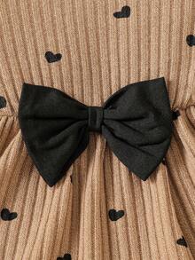 SHEIN 新生儿秋季/春季棕色柔软心形全印花黑色蝴蝶结针织泡泡袖套头衫搭配黑色蝴蝶结紧身裤两件套，适合外出、休闲、运动、圣诞派对 - 咖啡棕 - 查看 6