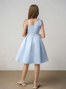 Vestido elegante y minimalista sin mangas con un hombro, lazo en la cintura y línea A para niñas preadolescentes, con cinturón, para bodas y fiestas - Celeste - Ver 2