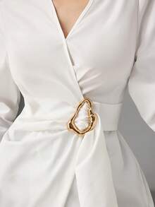 Heiryn Modna, jednokolorowa, damska koszula z długim rękawem, metalowym pasem i asymetrycznym dołem