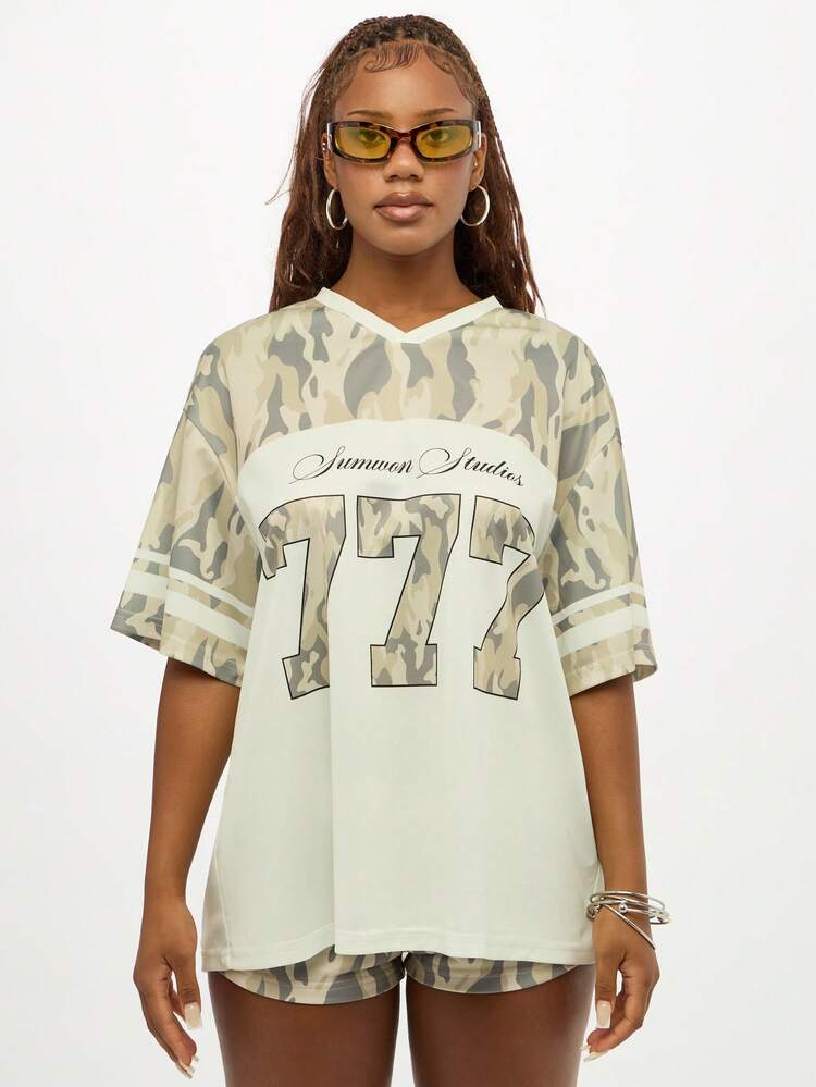 숫자 디자인이 들어간 오버사이즈 카모 프린트 후드 티셔츠