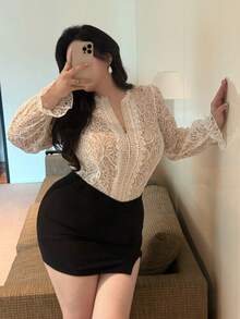 Flirla 大码女士优雅复古可爱V领3D刺绣蕾丝边衬衫，适合聚会和派对穿着 - 白色 - 查看 4